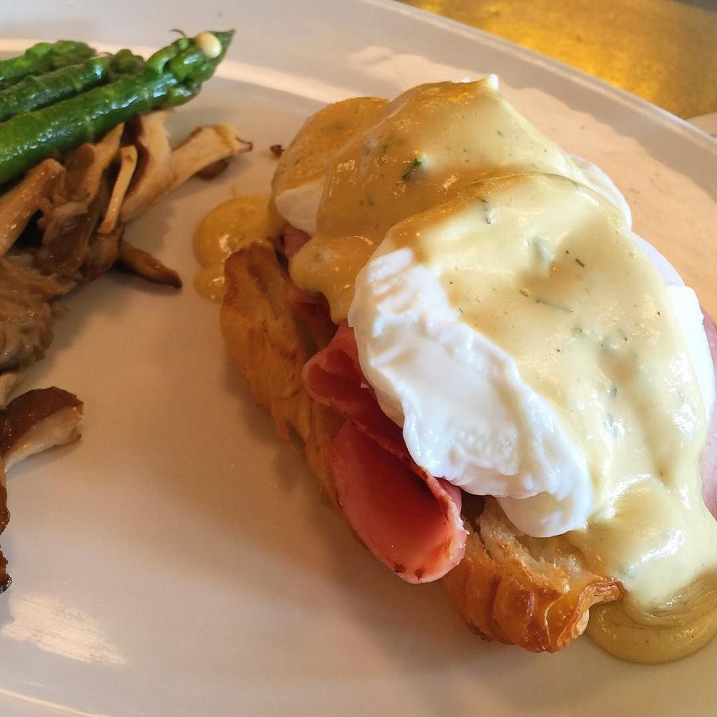 ivegotafoodbaby's tweet photo. Brunch done right 🍴 Eggs Benedict with ham on a croissant, side of Asparagus and Mushrooms
📍 Le Select Bistro, Toro… https://t.co/L8IT9QrLmt