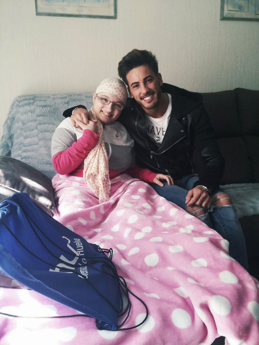 hoy hiciste feliz a esta pequeña con tu presencia esperemos que se recupere pronto eres grande <a href="/Ivangoonzalez_/">Iván González</a> .