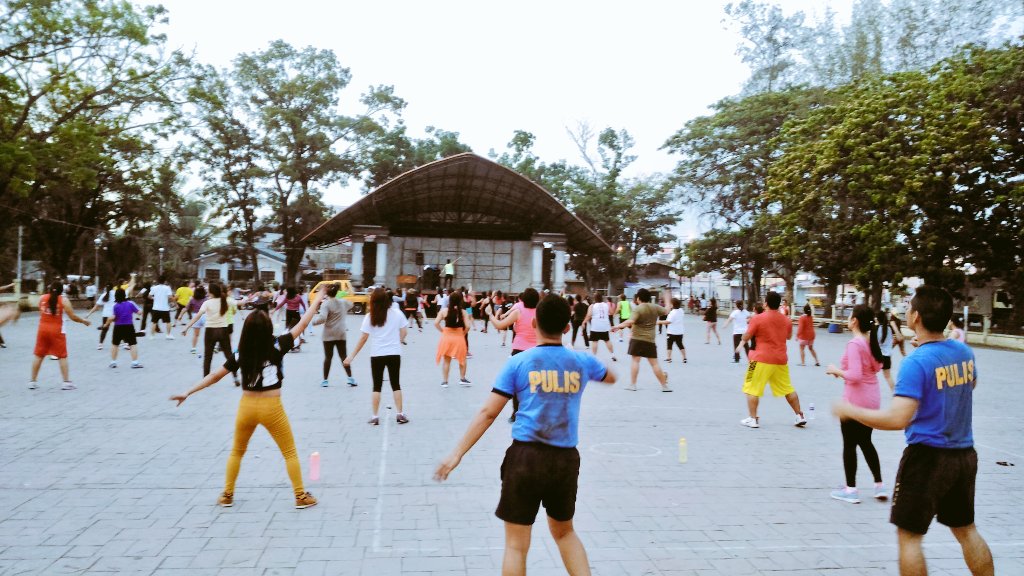 FTPDigosCityPS's tweet photo. 031116 Police trainees joined Zumba at Digos Rizal Park. @pnpts_rstu11 @pnp_ts https://t.co/Yr13atymSe