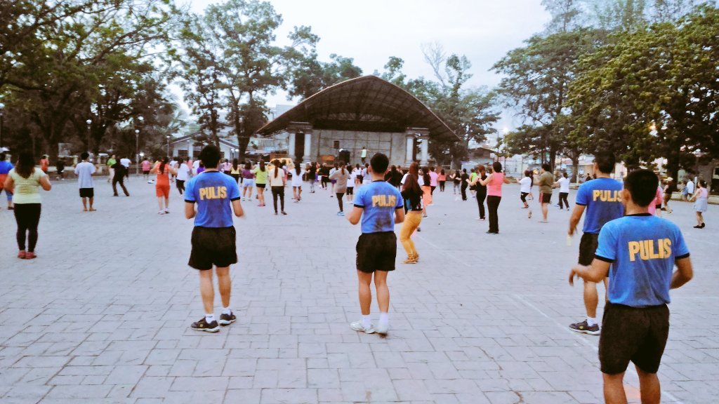 FTPDigosCityPS's tweet photo. 031116 Police trainees joined Zumba at Digos Rizal Park. @pnpts_rstu11 @pnp_ts https://t.co/Yr13atymSe