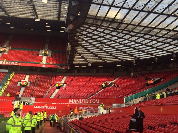 9000 kursi merah di Old Trafford akan menjadi warna Claret and Blue malam ini selama 90 menit ... ⚽️⚒ #WHUFC #MNUWHU