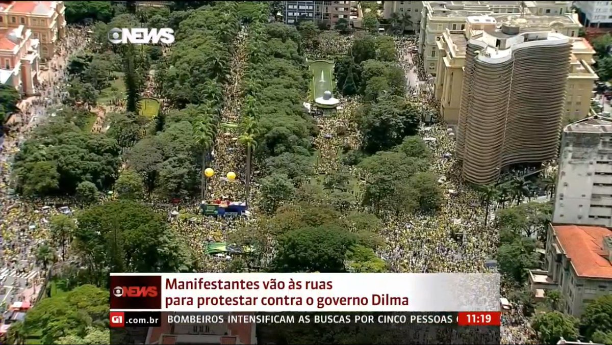 joaoaalvarenga's tweet photo. #ProtestosBR Manifestantes tomam a Praça da Liberdade, em Belo Horizonte. PM ainda não divulgou estimativa. https://t.co/3WCjYU42UY