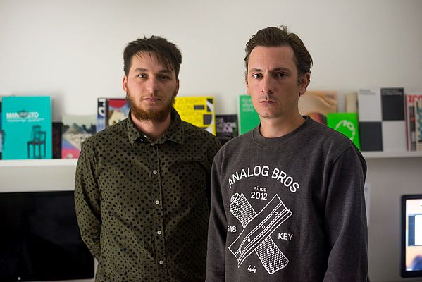 czechdesign's tweet photo. Designéři z @okoloweb navrhli víceúčelovou grafiku pro mezinárodní soutěž obalového designu #YoungPackage https://t.co/1KsJkUzvoq