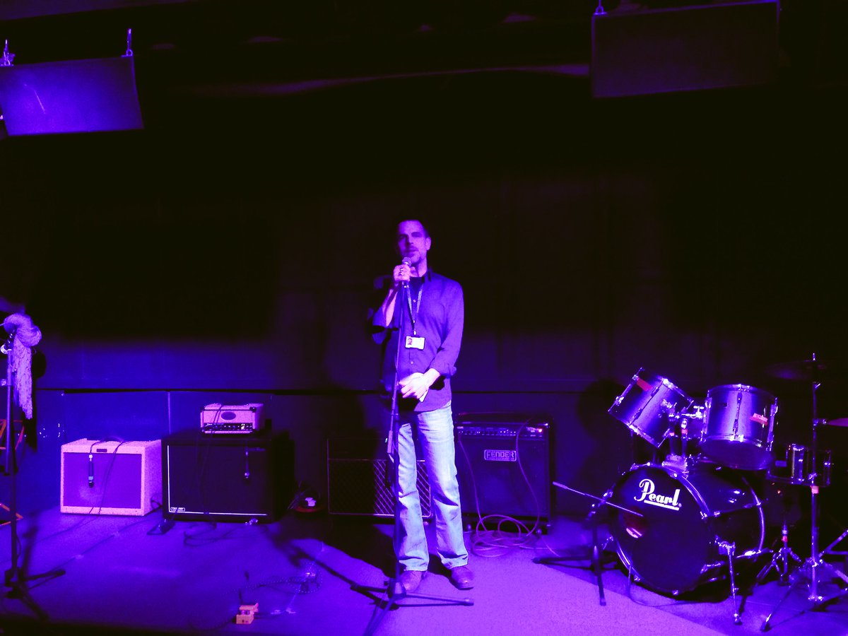 Tutor Andy Bunn starting the gig!!!