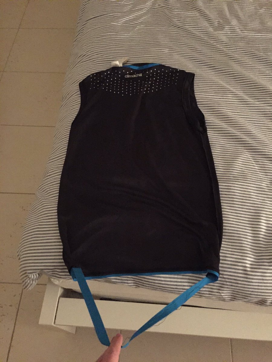 L_GAR11's tweet photo. @adidas hi guys. Purchased this in Dubai back in Nov, washed a few times and this happened. Loved running in this! https://t.co/BDjZpZFGii