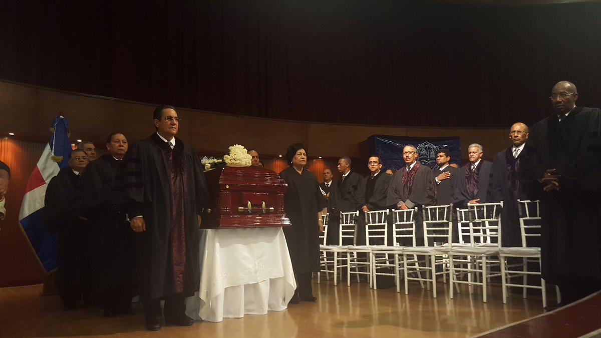 UniversidadUASD's tweet photo. Las notas del Himno Nacional y Universitario, marcan inicio acto solemne de honras fúnebres al Mtro. Mateo Aquino. https://t.co/rvLaRzIpOc