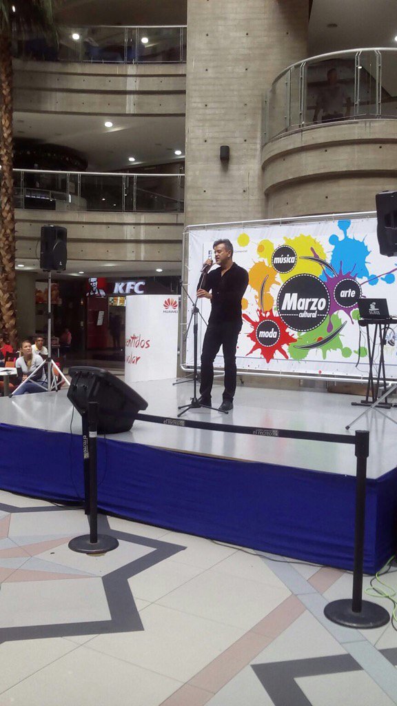 elrecreocc's tweet photo. Así se vive la fiesta de #lavitrinamusical del #ccelrecreo con @faraoncom 100%talento musical https://t.co/uEp0mgcjoh