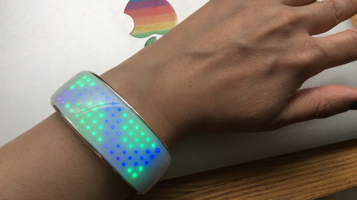 wareable's tweet photo. The verdict: We spend some time living with the @meetelemoon illuminating smart bracelet https://t.co/HYWq4Ax9JV https://t.co/hskgQmsAyM