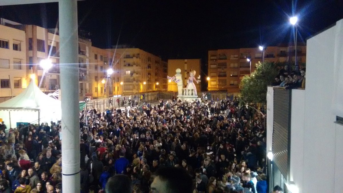 JSantJosep's tweet photo. El pati està ple de gom a gom! El Play Back és tot un èxit! #FallesJSJ16 https://t.co/SiUny3IUZm