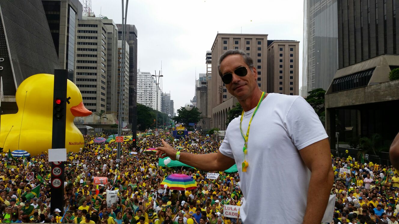 Jovem Pan News on Twitter: "#JPNasRuas O ator Victor Fasano também esteve na Avenida Paulista. Assista: https://t.co/zjbYTWQqvq https://t.co/V9GTgcC0s2" / Twitter