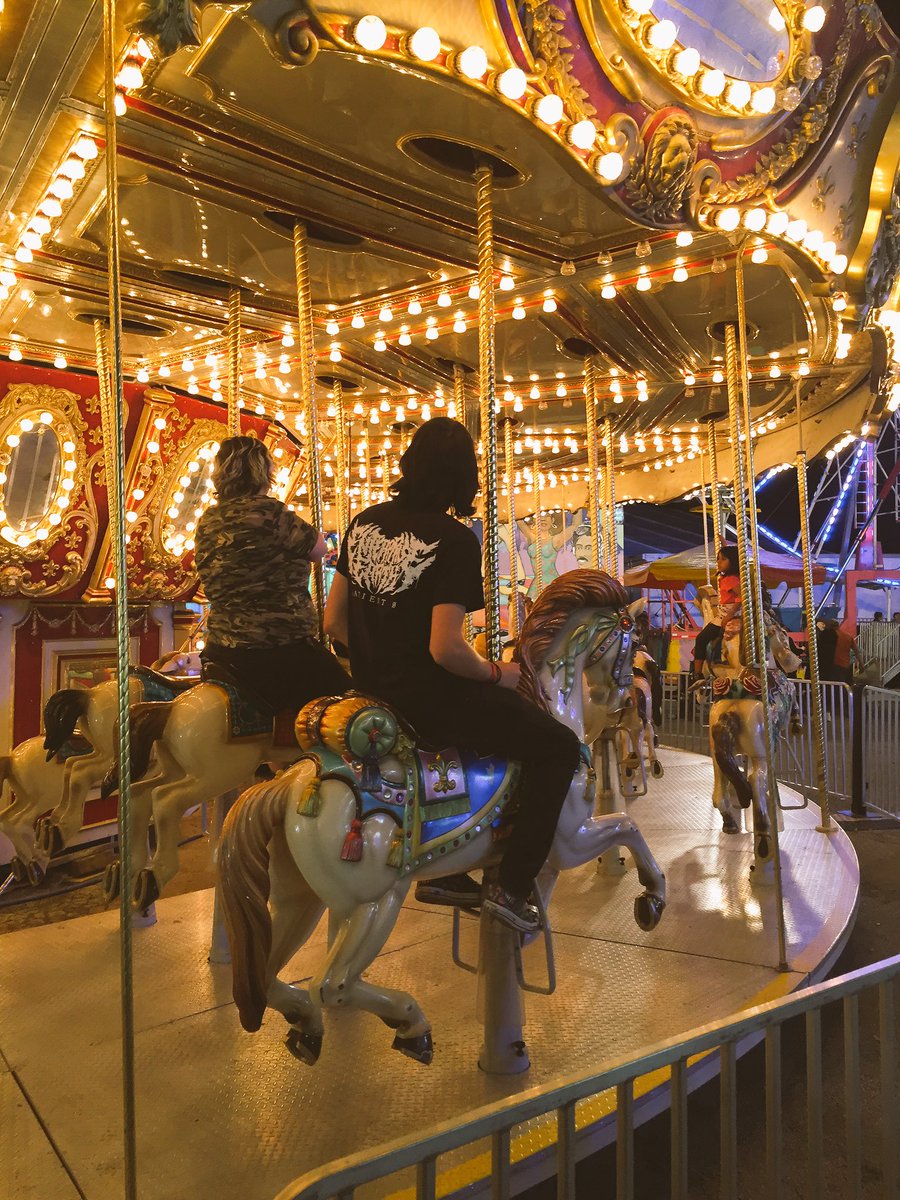 OutliveEnt's tweet image. Randomly walking around the carnival and we see this kid wearing an @EEarthBand riding the carousel super happy!🌺❤️🌈