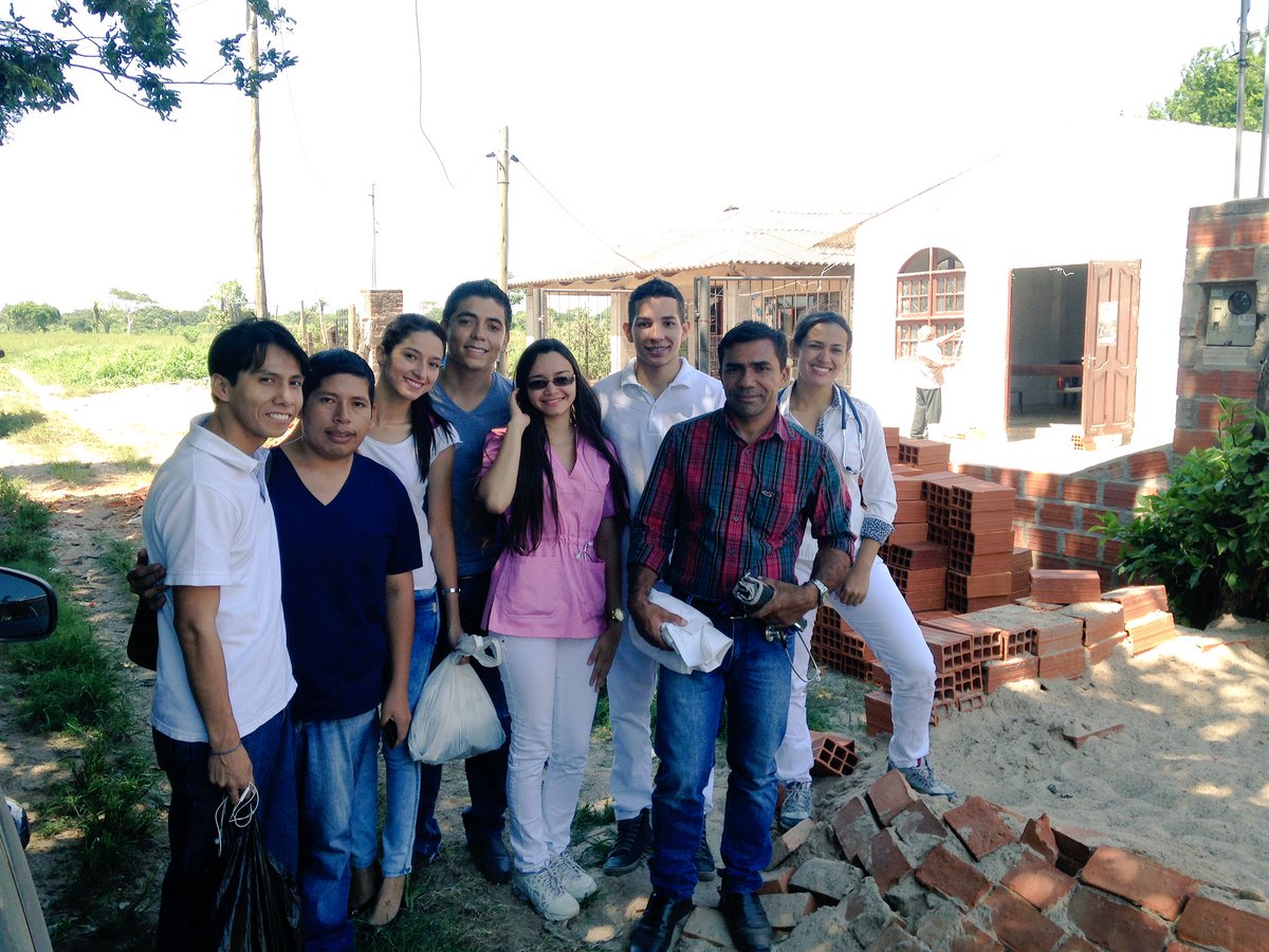 PMoleros's tweet photo. Estudiantes de medicina apoyando el plantío de Iglesia en el centro Semana Santa #Compasion #Avaroa @misionorientesc https://t.co/s9kXJY1rgO