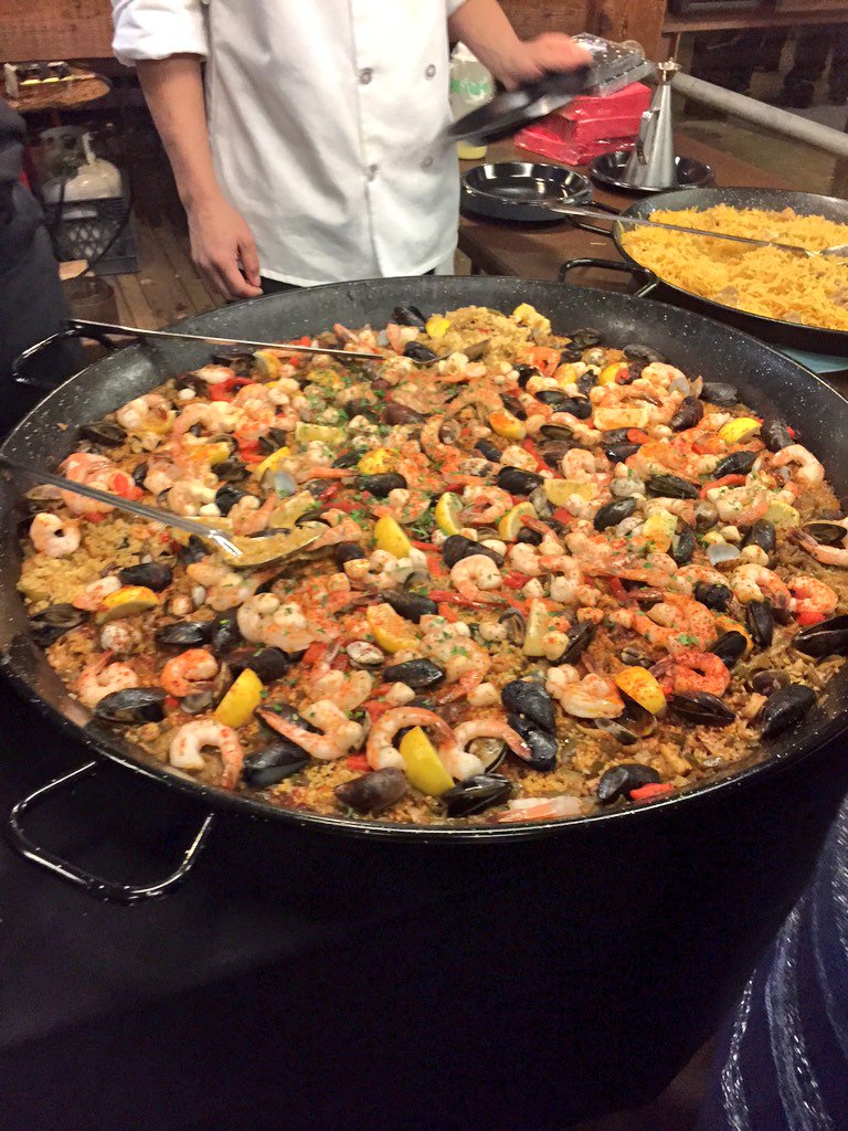 jasmynvictoriaa's tweet photo. 2 live bands, DJ, &amp; unlimited paella. My family doesn't play for birthdays https://t.co/q2EITJnXbZ