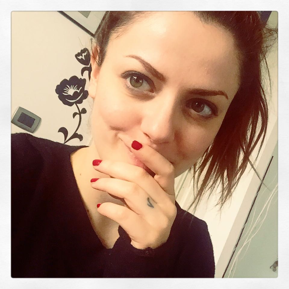 SplendeNali's tweet photo. " Buona domenica, baci dal mio divano "  ESCI STO DISCO PER DIO !!!!!! https://t.co/4t0EIfPnBi