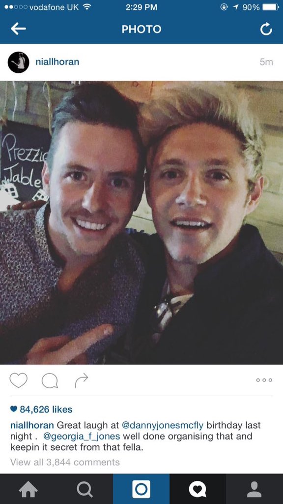 NiallLatinUp's tweet photo. Niall subio esta foto con (Mcfly) a IG  por la celebración de su cumpleaños #Directioners #BestFanArmy #iHeartAwards https://t.co/bJXlgHj1GO