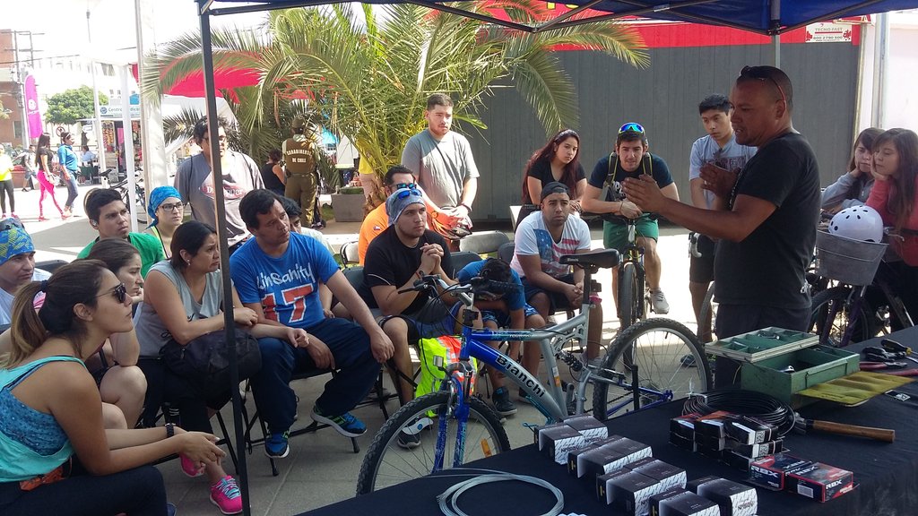 subelaflorida's tweet photo. Ya estamos con el taller gratuito de reparación básica de bicicletas cc @mfc_oficial @ciclorecreovia https://t.co/1gKfnMN5f3