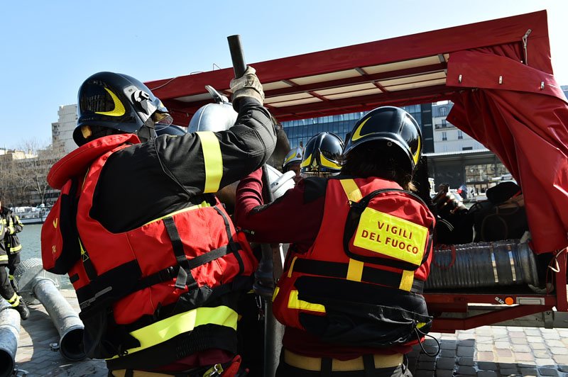 Exercice de sauvetage aquatique avec plongeurs et hélico sur le bassin de la Villette #Sequana2016 #CrueDeLaSeine