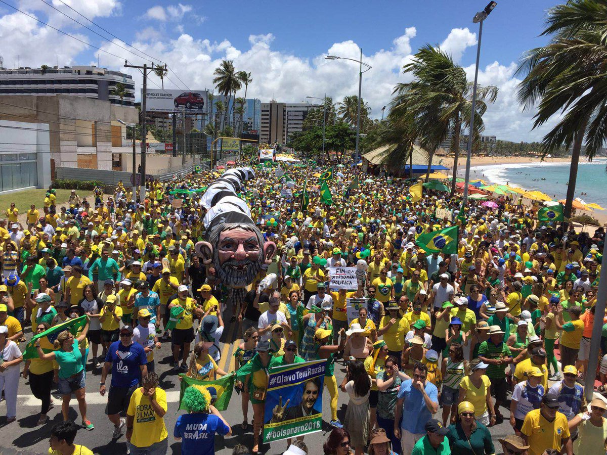 diariodopoder's tweet photo. Em Macei��, manifestantes criam boneco gigante da Jararaca Lula. Foto: Marytania Melro. #manifestação https://t.co/M8ABNyQYB9