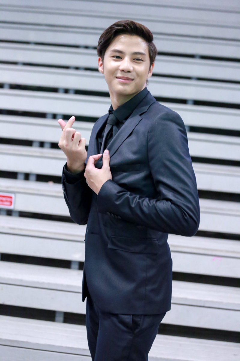 bankluvme's tweet photo. you looks so happy ❤❤❤ RT @_iOrn_: ท่าควักหัวใจ ทำเองก็ขำเอง 5555 ยิ่งดึ��ยิ่งอารมณ์ดีเนอะ  @bank_thiti https://t.co/VJTbyTV12G