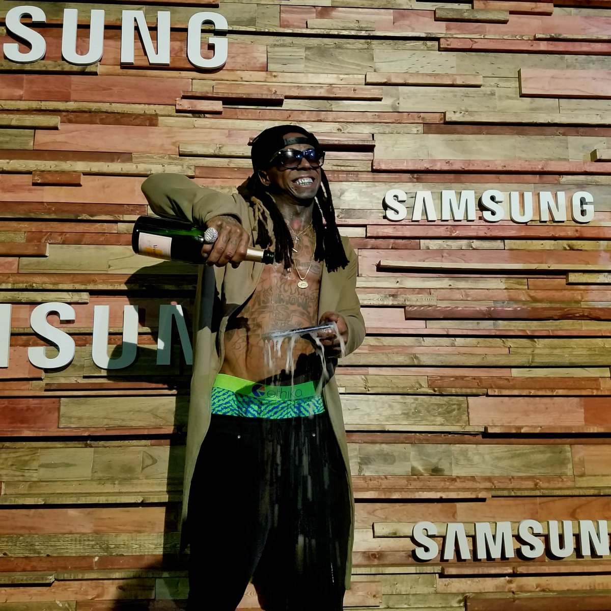 SamsungMobileUS's tweet image. Champagne + #GalaxyS7 + @LilTunechi = a great night, no problems. #GalaxyLife Fest