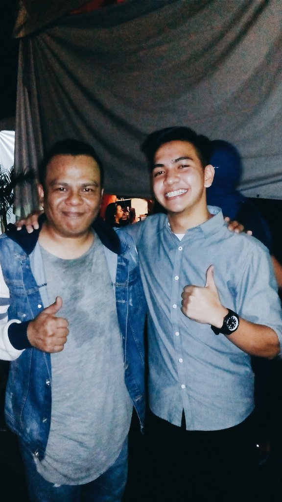 AzroolVanPersie's tweet photo. Lu memang terbaek toqq! @taukerajalawak 👏😂 #lemanLOL #konsertkomunitiminda #latepostSorry 🎉🎆✔💯 https://t.co/E1uRc8ahns