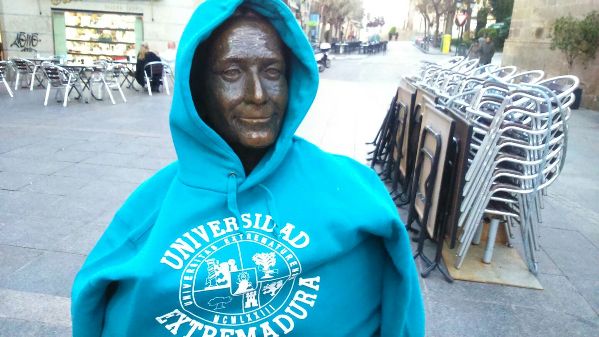 <a href="/LeonciaCc/">Leoncia Gómez Galán</a> Feliz cumple!Muchas felicidades '
Te queda genial tu regalo''
 Nuevas #sudaderas  #UEx .
<a href="/Leonciers/">Leonciers</a>