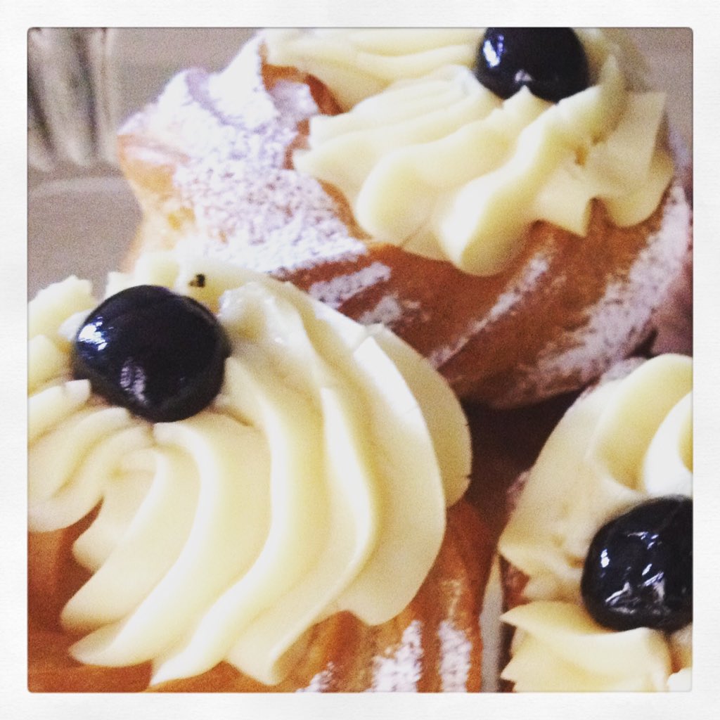 InItalyFood's tweet photo. Zeppola time by https://t.co/EFkmC09Qt8 

#goodsunday #dolcitipici #italianfood https://t.co/yp2sczBGXd