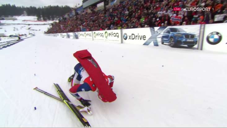 EspritGlisse's tweet photo. Johannes Boe, à genoux pour cette victoire. Attention à lui ces prochaines années, c'est un très grand ! #Oslo2016 https://t.co/cKF7hT6eJV