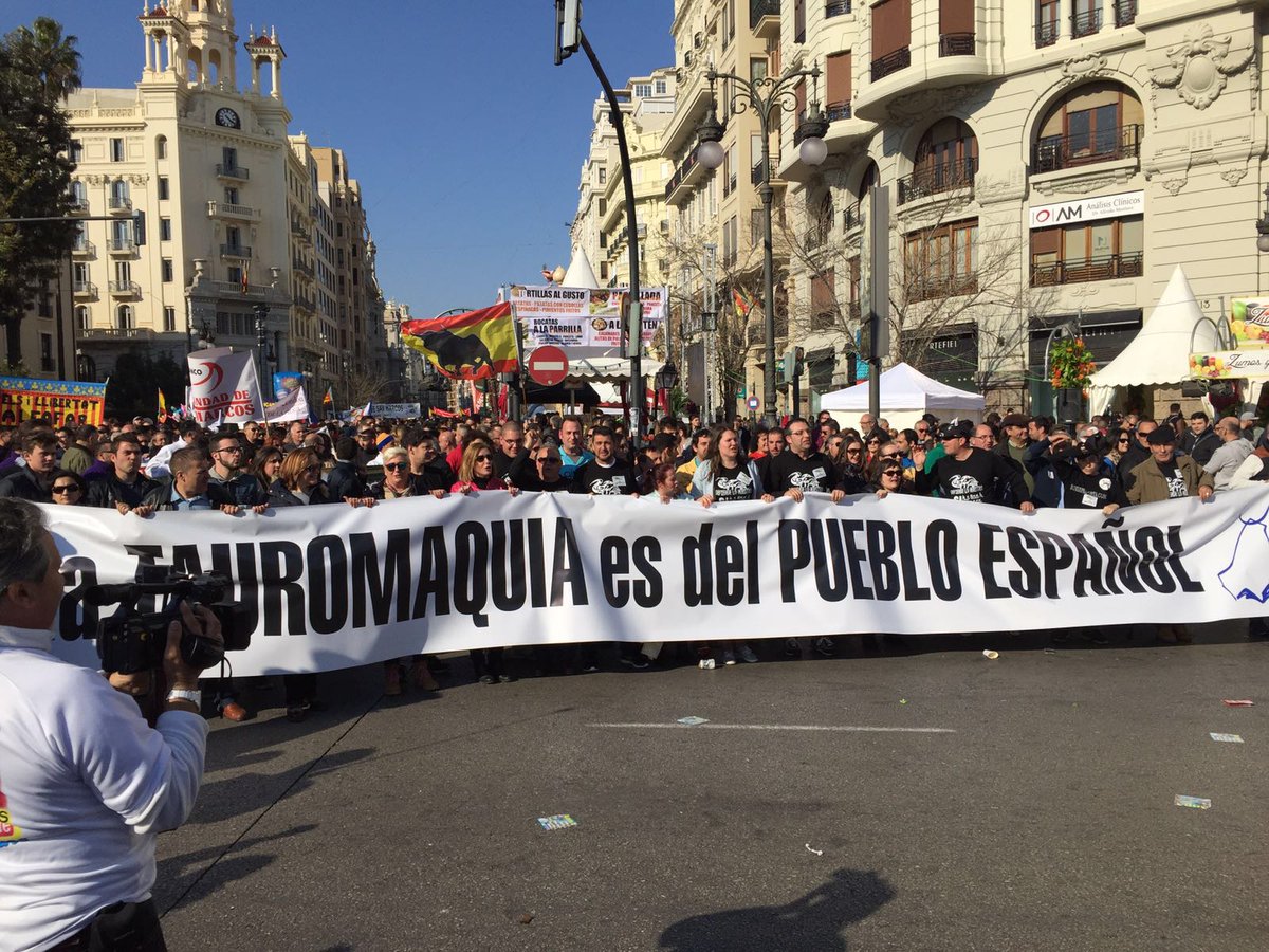 arribestaurinas's tweet photo. Multitudinaria manifestación taurina en defensa de la Tauromaquia en Valencia. #13MValencia #UnidosPorElToro https://t.co/8lTtuaokYv