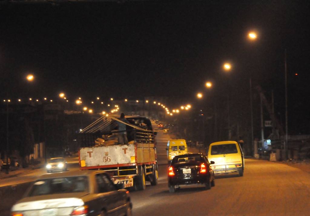 trafficbutter's tweet photo. PHOTO: This is Ile Zik Bus Stop inwards Iyana Dopemu, Lagos-Abeokuta Expway w/ Street Lights ~ #LightUpLagosProject https://t.co/RwLJ6rB3FS