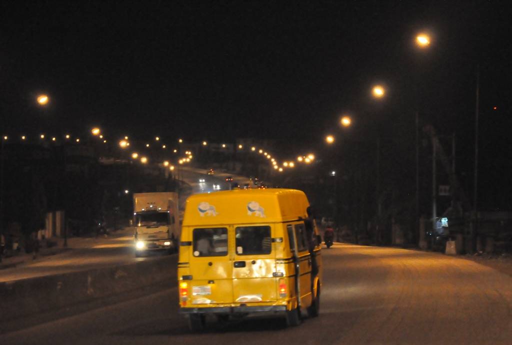 trafficbutter's tweet photo. PHOTO: This is Ile Zik Bus Stop inwards Iyana Dopemu, Lagos-Abeokuta Expway w/ Street Lights ~ #LightUpLagosProject https://t.co/RwLJ6rB3FS