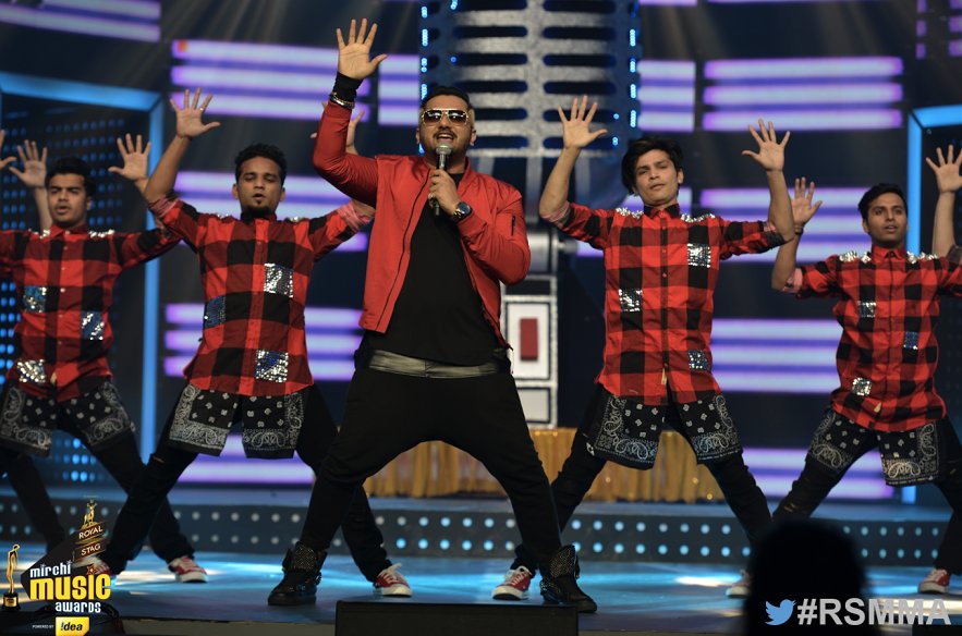 mirchiplus's tweet photo. Q4. Caption this fab image of @asliyoyo to win an iPhone 6s! Catch this Performance on @ZeeTV right now #RSMMA https://t.co/CdRncotd69