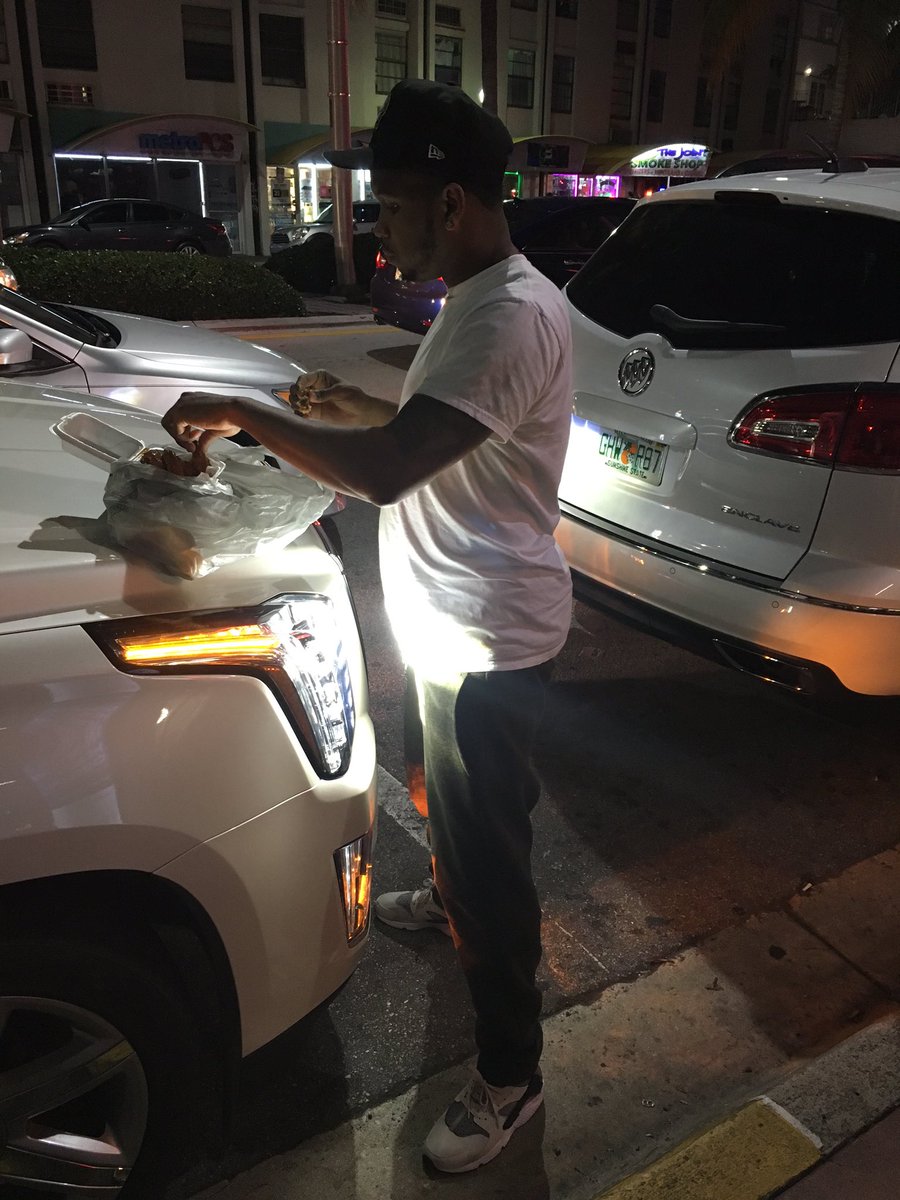 shakelife_ego's tweet photo. Last night saucing these chicken wings ππ #wingspot #miami https://t.co/aEtEX0Ul4u