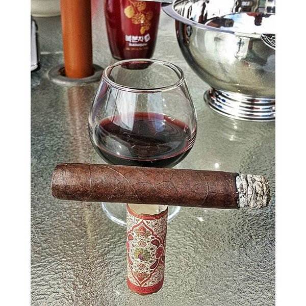 mbombaycigars's tweet photo. #Mbombay Corojo Oscuro and #Bohae black raspberry #wine is like enjoying raspberry truffles! 😎 #leaf #botl #tobacco https://t.co/0NfvjV5ns9