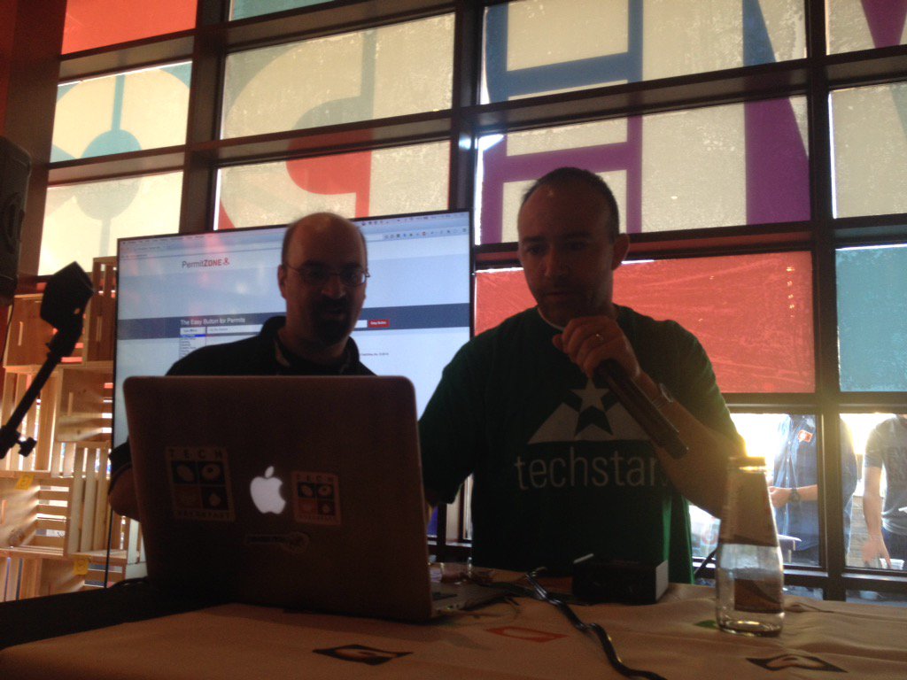 DavidShaevel's tweet photo. @Field_Vine presenting at @TechBreakfast Showcase #SXSW2016 https://t.co/qQHpUqI1V5