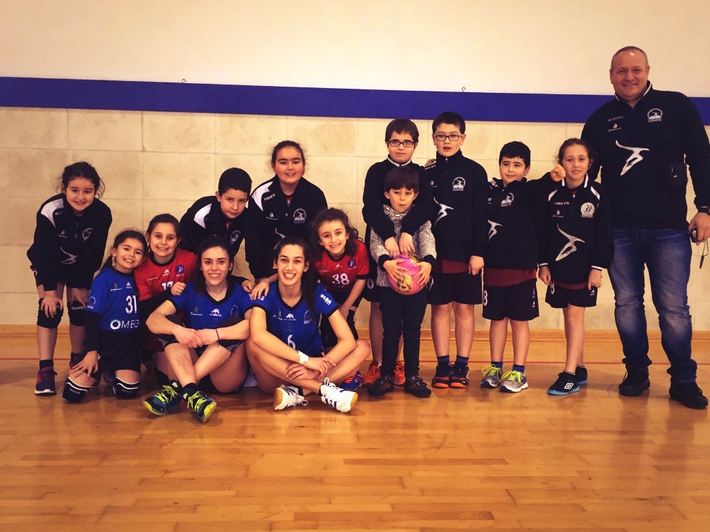IreneLpezGarca's tweet photo. Que bonito es ver tanto apoyo de personas tan pequeñas 💙 Esta claro que "no es solo balonmano"👪 😃 Gracias!!!! https://t.co/mtaooU8MaG