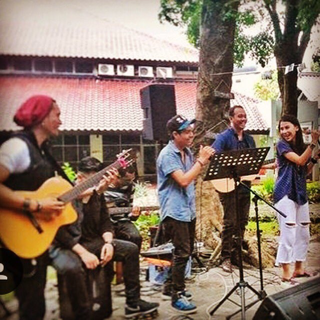 Miss <a href="/Adindathomass/">adinda thomas</a> on stage at <a href="/CoffeeToffeeIDN/">Coffee Toffee IDN</a> with <a href="/romanoKillmsOn/">Romano Guitar Boy</a> <a href="/Jeff_Lengkong/">Jeff Gabriel L.</a> <a href="/filemon96/">filemon96</a> <a href="/mikhahasiholan/">Mikhapasaribu</a>