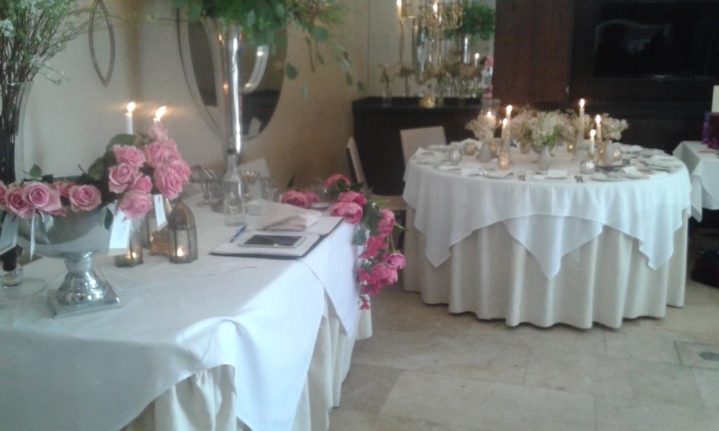 EC_VictoriaB's tweet photo. Enjoying showing @EnotriaCoe  wines with @thebingham to their future #Wedding guests. Flowers by @missbergdorfs . https://t.co/kwJhhwbE6T