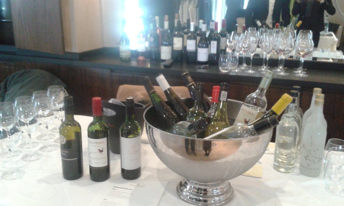 EC_VictoriaB's tweet photo. Enjoying showing @EnotriaCoe  wines with @thebingham to their future #Wedding guests. Flowers by @missbergdorfs . https://t.co/kwJhhwbE6T
