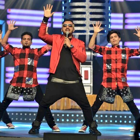 yo_yo_army's tweet photo. Wht an Energetic performance @asliyoyo Did at #RSMMA !! From Love Dose to Lungi dance !! RT If you loved it @ZeeTV https://t.co/WgmTtux6q0