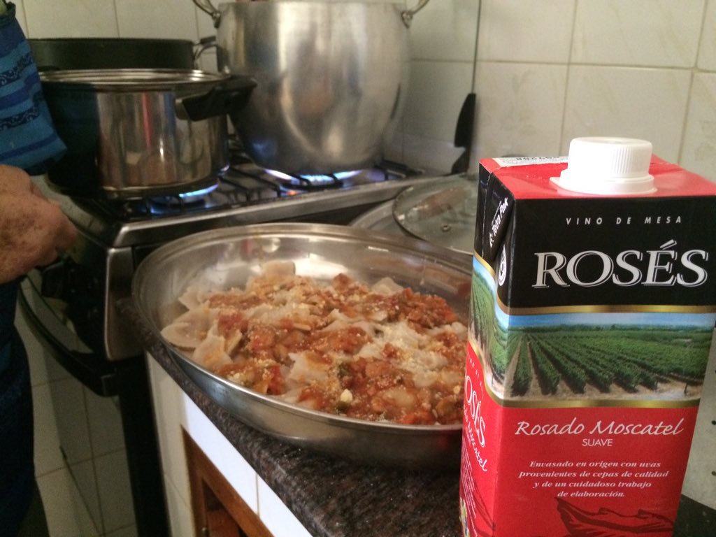 Domingo al mediodía en lo de la abuela siempre con un buen vino <a href="/BodegaRoses/">Rosés</a> @HDF1090 #pastadominguera