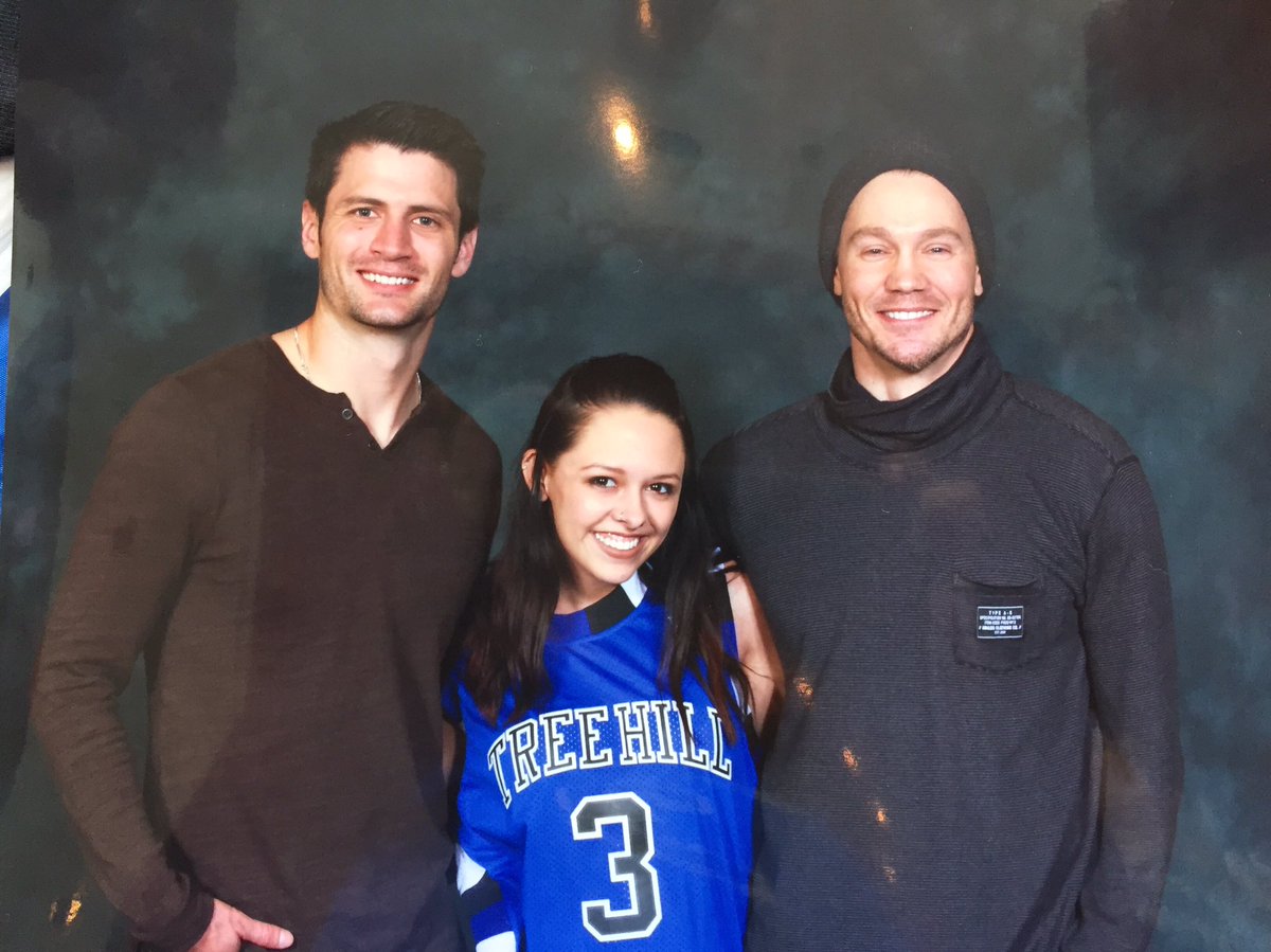 SydnieBeeman's tweet photo. So happy to have both of the scott brothers right beside you 😭😍 @ChadMMurray @ThisIsLafferty #ReturntoTreeHill3 https://t.co/8cHKslK68i
