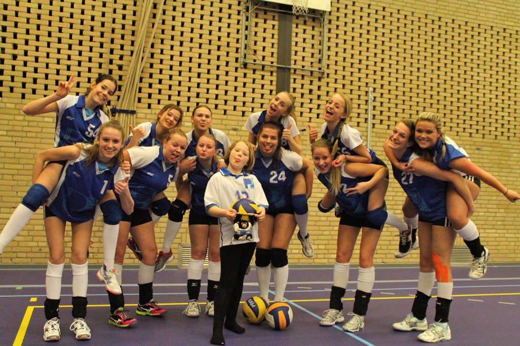 SuzanneLuys's tweet photo. Super wedstrijddag voor MC1 PeterPeters/TSL, lunch met alle jeugd én inspelen met Dames 1!! #sportplezier @SEC_Oss https://t.co/4PnNHtgU85