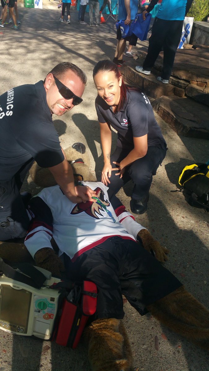 ParamedicsUnltd's tweet photo. It was a close call for Howler, but we saved him!
#PhoenixCoyotes #ParamedicsUnlimited
#RunForRyanHouse #medics https://t.co/bP7gMLYvkt