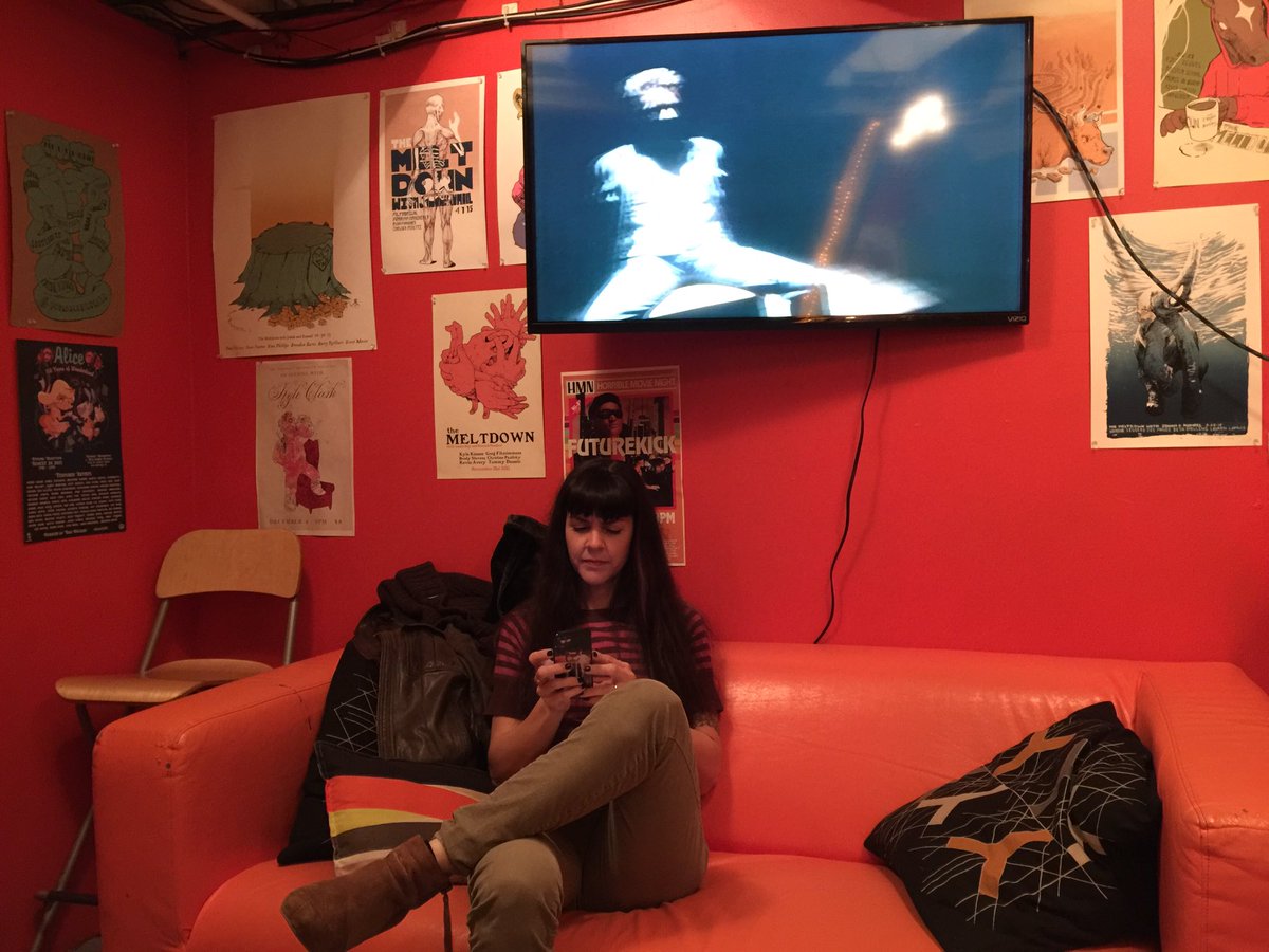 HorribleMovie's tweet photo. .@hotpad87 opts out of the delivery guy death scene from EVIL LAUGH. #badmovies #movieriffing https://t.co/6WmaAQvV91
