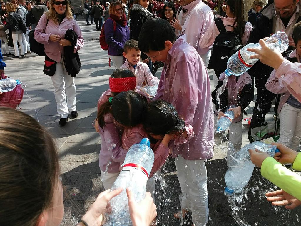 Minyons's tweet photo. Avui dia d'estrenes!!! #OrgullMalva #OnTotComença #Terrassa #Castellers https://t.co/u6kx1bLRyZ