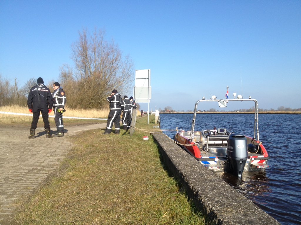 BrandweerGrou's tweet photo. Deel van #merenloop parcours door weiland. Laatste deelnemer begeleid tot vaste EHBO posten. #Grou https://t.co/b1BpGWJyTg