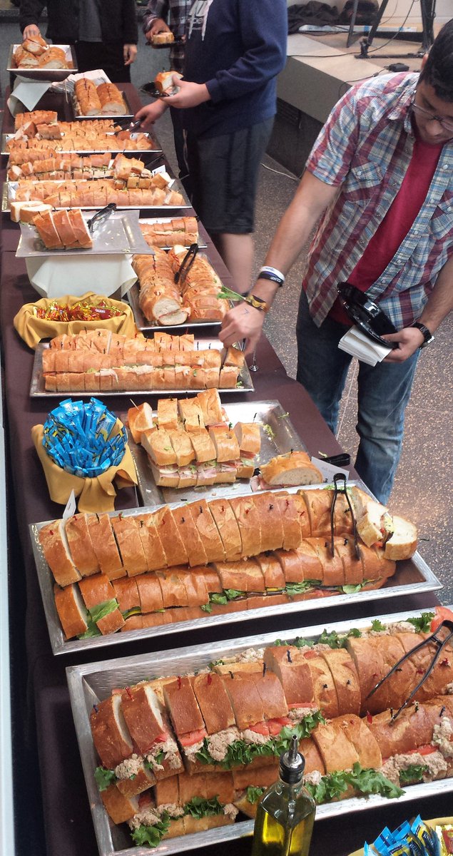 MLHacks's tweet photo. This lunch spread is amazing! #vegan options! #profhacks2016 @ProfHackathon #lunch #nomnomnom #bulkingseason #yum https://t.co/hc1ntMFGO1