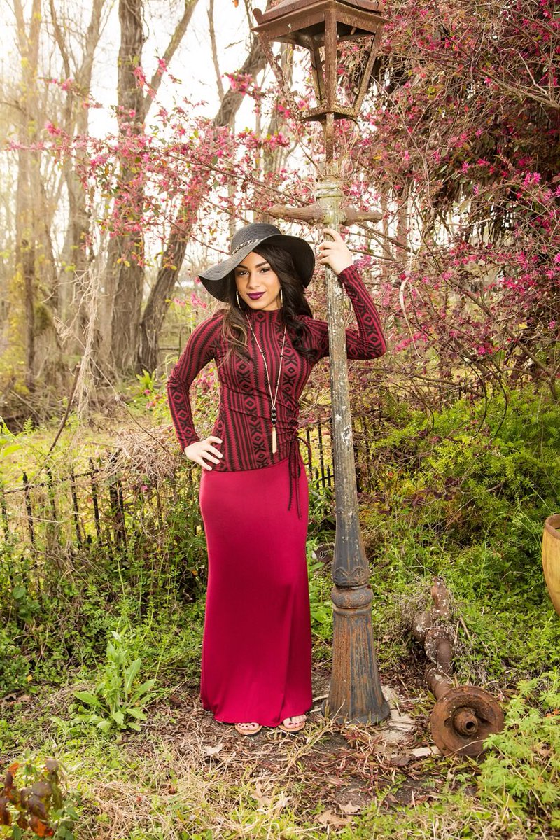 LesiaNicole_'s tweet photo. Senior pictures '16🎓 https://t.co/oHcsnxGmIy