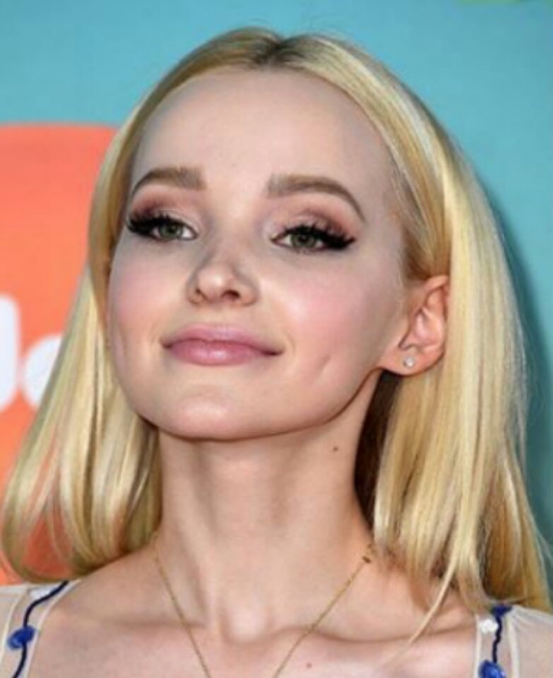 Dove_Updates's tweet photo. [UPDATES] New pics of @DoveCameron at the #KCA2016 https://t.co/xZe0Guqj9q